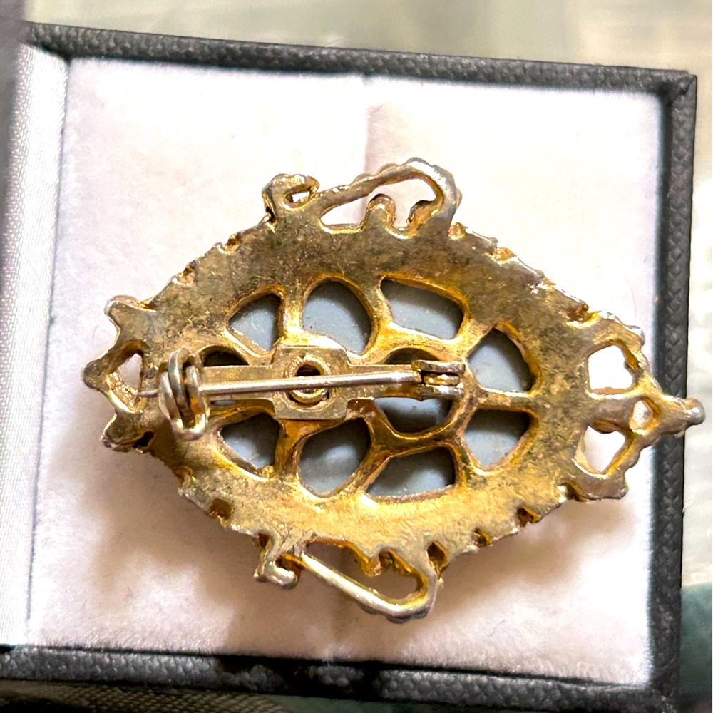 Vtg Lady with diamond necklace cameo brooch she may have been in a tussle or two - Picture 3 of 3